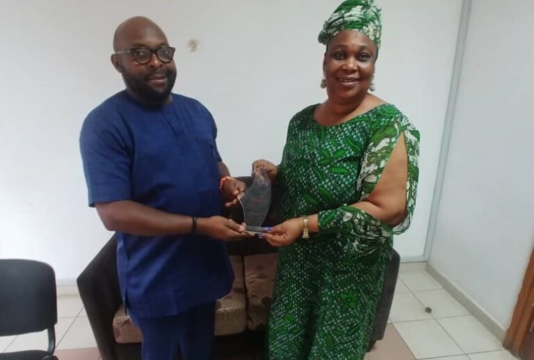 Dr. Daniel Omofoman Executive- Director African Electoral Integrity Initiative presenting an Electoral Integrity Supporter Award to Mrs. Helen C. Garpiya Deputy-Director (PRCM-OSGF) at the just concluded workshop on Election Monitoring, Observation and Assessment